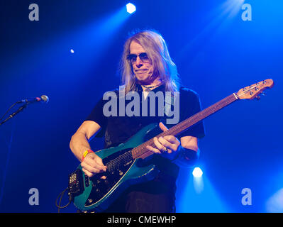 US-amerikanischer Rock-Gitarrist Steve Morse führt live auf dem G3 2012 Europa Tour Konzert in Prag, Tschechien am 31. Juli 2012. (CTK Foto/Michal Dolezal) Stockfoto