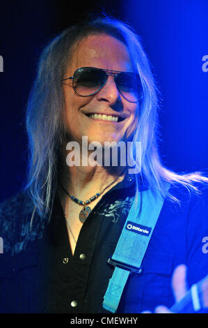 US-amerikanischer Rock-Gitarrist Steve Morse führt live auf dem G3 2012 Europa Tour Konzert in Prag, Tschechien am 31. Juli 2012. (CTK Foto/Michal Dolezal) Stockfoto