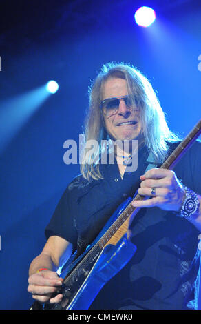 US-amerikanischer Rock-Gitarrist Steve Morse führt live auf dem G3 2012 Europa Tour Konzert in Prag, Tschechien am 31. Juli 2012. (CTK Foto/Michal Dolezal) Stockfoto