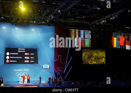 31. Juli 2012 - London, England, Vereinigtes Königreich - Medaille Sieger des Wettbewerbes 69 kg Gewichtheben (Gold) (Bronze) MARTIN RAZVAN CONSTANTIN am fünften Tag der Olympischen Spiele London 2012 im Excel Centre, LIN QINGFENG, (Silber) TRIYATNO TRIYATNO. (Kredit-Bild: © Mark Makela/ZUMAPRESS.com) Stockfoto