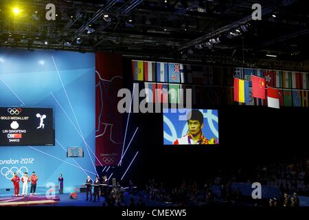 31. Juli 2012 - London, England, Vereinigtes Königreich - Medaille Sieger des Wettbewerbes 69 kg Gewichtheben (Gold) LIN QINGFENG, (Silber) TRIYATNO TRIYATNO, (Bronze) MARTIN RAZVAN CONSTANTIN feiern bei der Preisverleihung am fünften Tag der Olympischen Spiele London 2012 im Excel Centre. (Kredit-Bild: © Mark Makela/ZUMAPRESS.com) Stockfoto