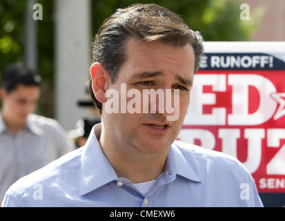 Tea Party US-Senat Kandidaten Ted Cruz begrüßt Fans und die Presse vor einem Wahllokal in Houston 31. Juli 2012 Stockfoto