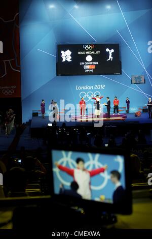 31. Juli 2012 - London, England, Vereinigtes Königreich - Medaille Sieger des Wettbewerbes 69 kg Gewichtheben (Gold) LIN QINGFENG, (Silber) TRIYATNO TRIYATNO, (Bronze) MARTIN RAZVAN CONSTANTIN feiern bei der Preisverleihung am fünften Tag der Olympischen Spiele London 2012 im Excel Centre. (Kredit-Bild: © Mark Makela/ZUMAPRESS.com) Stockfoto