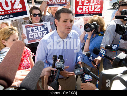 Tea Party US-Senat Kandidaten Ted Cruz begrüßt Fans und die Presse vor einem Wahllokal in Houston 31. Juli 2012 Stockfoto