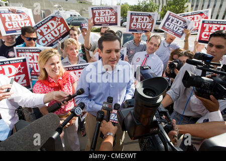 Tea Party US-Senat Kandidaten Ted Cruz begrüßt Fans und die Presse vor einem Wahllokal in Houston 31. Juli 2012 Stockfoto