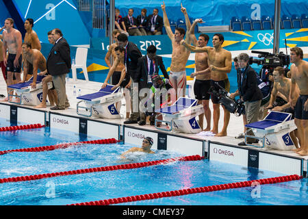 Michael Phelps (USA) im Wettbewerb mit den Herren 4 X 200 Meter Freistil Staffel Finale er Gold gewann Medaille und ein Rekord 19 Medaillen im Olympischen Wettbewerb bei den Olympischen Sommerspiele 2012, London, England. Stockfoto