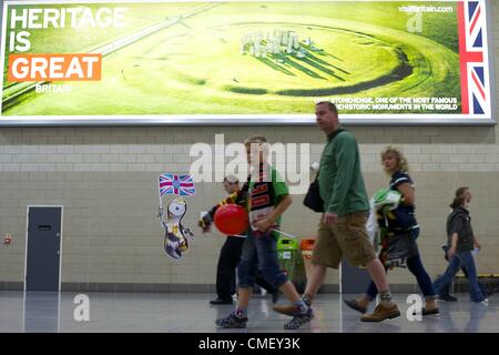 31. Juli 2012 - London, England, Vereinigtes Königreich - Teilnehmer Stream durch das Excel-Zentrum und ein Plakat der Stonehenge am fünften Tag der Olympischen Spiele London 2012. (Kredit-Bild: © Mark Makela/ZUMAPRESS.com) Stockfoto