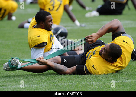 31. Juli 2012 - streckt die Pittsburgh Steelers Linebacker LaMarr Woodley (56) die Pittsburgh Steelers Vorbereitung für die Saison 2012-2013 NFL während des Trainingslagers am St. Vincent College in Latrobe, Pennsylvania. Bildnachweis: ZUMA Press, Inc. / Alamy Live News. Stockfoto