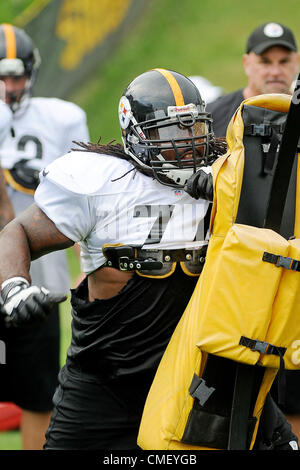31. Juli 2012 - hits Pittsburgh Steelers Tackle Willie Colon (74) den Schlitten während der Übungen unter den Blicken der Offensive Line Coach Sean Kugler die Pittsburgh Steelers Vorbereitung für die Saison 2012-2013 NFL während des Trainingslagers am St. Vincent College in Latrobe, Pennsylvania. Bildnachweis: ZUMA Press, Inc. / Alamy Live News. Stockfoto