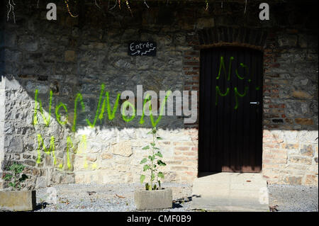 1. August 2012 - Brüssel, Bxl, Belgien - Graffiti an der Wand des Klosters '' Klarissen '' Clarisse in Malonne, ist ein Dorf 60 km (37 Meilen) südöstlich von Brüssel am 01.08.2012 Michelle Martin, Ex-Frau und Komplize von Marc Dutroux, der verurteilten Kind-Mörder, deren Verbrechen entsetzt und schockiert Belgien Mitte der 1990er Jahre, aus dem Gefängnis entlassen und in ein Kloster geschickt werden , ein Gericht hat am Dienstag entschieden. Das Gericht entschied, dass Martin, der nicht vor Gericht war, konnte der Clarisse-Kloster in Malonne gehen. Unbekannte Angreifer, schreiben auf der Wand des Klosters "Nein zur Michelle Martin" während Stockfoto