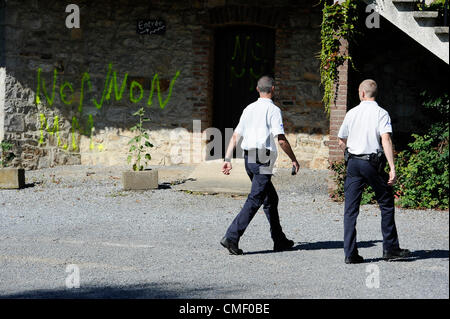 1. August 2012 - Brüssel, Bxl, Belgien - Polizist sucht die Graffitis an der Wand des Klosters '' Klarissen '' Clarisse in Malonne, einem Dorf 60 km (37 Meilen) südöstlich von Brüssel am 01.08.2012 Michelle Martin, Ex-Frau und Komplize von Marc Dutroux, der verurteilten Kind-Mörder, deren Verbrechen entsetzt und schockiert Belgien Mitte der 1990er Jahre, ist aus dem Gefängnis entlassen und in ein Kloster geschickt werden , ein Gericht hat am Dienstag entschieden. Das Gericht entschied, dass Martin, der nicht vor Gericht war, konnte der Clarisse-Kloster in Malonne gehen. Unbekannte Angreifer, schreiben auf der Wand des Klosters ' n Stockfoto