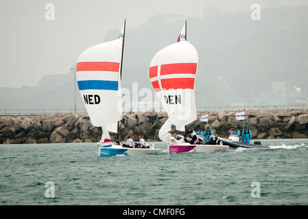 Weymouth, Großbritannien. 31. Juli 2012. Olympischen Spiele 2012 in London, Segeln von Weymouth. Damen match Racing. Dänemark und den Niederlanden racing Windrichtung mit Spinnaker Womens Elliott 6m Stockfoto