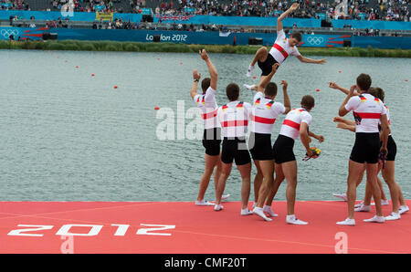 01.08.2012. Eton Dorney, Berkshire, England.  Filip Adamski, Andreas Kuffner, Eric Johannesen, Maximilian Reinelt, Richard Schmidt, Lukas Mueller, Florian Mennigen, Kristof Wilke, Martin Sauer (oben) von Deutschland nach dem Sieg der Männer acht Finals im Rudern in Eton Dorney auf die 2012 Olympischen Spiele in London, London, Vereinigtes Königreich, 1. August 2012 zu feiern. Stockfoto