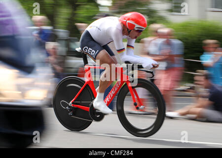 1. August 2012. Fotos zeigen Radfahrer Cobham Surrey bei London 2012 Olympics Cycling Herren Zeitfahren auf der Durchreise. Radrennfahrer Tony Martin (Silber). Stockfoto