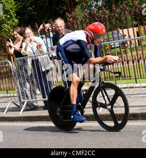 Bradley Wiggins verwaltet ein Lächeln auf dem Weg zur Goldmedaille im Zeitfahren der Männer. Hier wird er gezeigt, Twickenham, West-London, UK, während der Schlussphase des Rennens, am Mittwoch, den 1. August verlassen. Olympischen Spiele in London 2012. 1. August 2012. UK Stockfoto