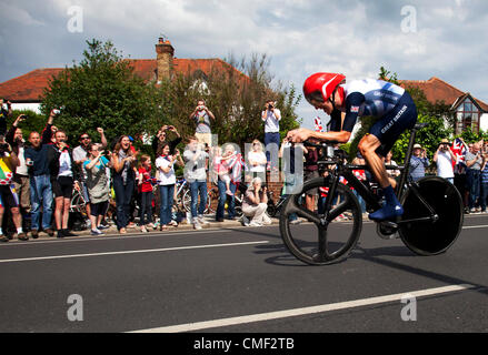 London, UK. Mittwoch, 1. August 2012. Die Männer individuelle Time Trial Radsport-Event durchläuft Twickenham unterwegs, den schnellste männliche Radfahrer zu finden. Bradley Wiggins, Gewinner und Goldmedaillengewinner, nur wenige Minuten, bevor er seine Olympische-Gold gewann und wurde der Sieger des die meisten Medaillen gewann durch ein Brite. Stockfoto