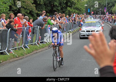 London 2012 Olympischen Frauen Radsport Zeitfahren. Sonntag, 8. Januar 2012. Hampton Court Weg, East Molesey, Surrey, England, Vereinigtes Königreich, UK. Kristin Armstrong gewinnt Gold für die USA. Stockfoto