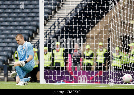 25.07.2012 Glasgow, Schottland. 1 Aleksandr GUTOR nur blickt als Ägypten Score ihr 2. Ziel während der Olympischen Fußball-Herren vorläufige Spiel zwischen Ägypten und Weißrussland vom Hampden Park auf. Stockfoto