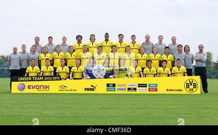 2012/13 Teamfoto des bundesligisten Borussia Dortmund letzte Reihe Fr. Links: Dr. A.Schlumberger, A. Beck, F. Wangler, Patrick Owomoyela, Neven Subotic, FelipeSantana, Mats Hummels, Ivan Perisic, F. Graefen, Dr. M. Braun, Wolfgang de Beer; mittlere Reihe von links: T. Zetzmann, P. Kuhnt, T. Voeste, Marcel Schmelzer, Sven Bender, Kevin Grosskreutz,Julian Schieber, Koray Günter, Robert Lewandowski, Lukasz Piszczek, Oliver Kirch, Marco Reus, Ilkay Guendogan, P. Krawietz, z. Buvac, Jürgen Klopp in der ersten Reihe Moritz Leitner, Chris Loewe, Mario Goetze Stockfoto