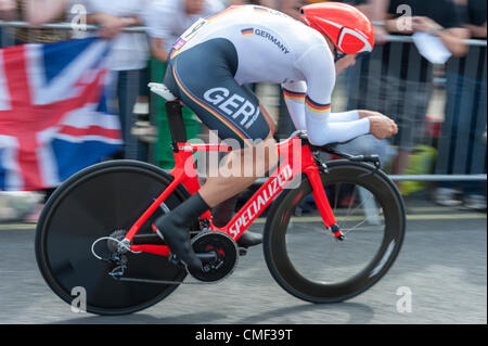 Bert GRABSCH Deutschland überquert Kingston Brücke, während die Männer Radsport Zeitfahren der Olympischen Spiele in London 1. August 2012. Er fuhr fort um zu kommen um den 8. Platz. Tausende von Zuschauern sahen die Veranstaltung auf den kostenlosen Veranstaltungen eine Karnevalsatmosphäre zu schaffen. Stockfoto