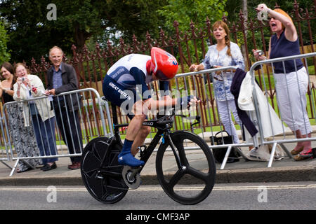 Chris Froome (Großbritannien) hält seinen Kopf – los gewinnt Bronze-Medaille – im Zeitfahren der Herren Finale. Hier wird er gezeigt, Twickenham, West-London, UK, während der Schlussphase des Rennens, am Mittwoch, den 1. August verlassen. Olympischen Spiele in London 2012. Stockfoto
