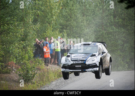 JYVÄSKYLÄ, Finnland - 1. August: Jari-Matti Latvala Finnlands und Miikka Anttila Finnlands konkurrieren in ihren Ford World Rally Team Ford Fiesta RS WRC während des freien Trainings der WRC-Rallye Finnland am 1. August 2012 in Jyväskylä, Finnland Stockfoto