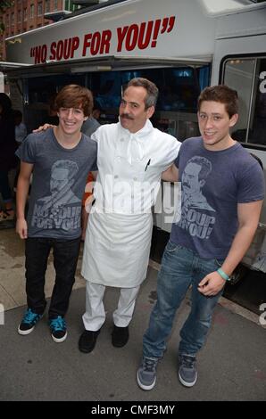 Larry Thomas bei einem öffentlichen Auftritt nach Soup Nazi Seinfeld Food Truck in NYC, Pix Plaza, New York, NY 1. August 2012. Foto von: Derek Sturm/Everett Collection Stockfoto