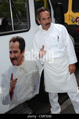 New York, USA. 1. August 2012. Larry Thomas bei einem öffentlichen Auftritt nach Soup Nazi Seinfeld Food Truck in NYC, Pix Plaza, New York, USA. Stockfoto