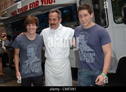 New York, USA. 1. August 2012. Larry Thomas bei einem öffentlichen Auftritt nach Soup Nazi Seinfeld Food Truck in NYC, Pix Plaza, New York, USA. Stockfoto