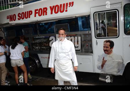 New York, USA. 1. August 2012. Larry Thomas bei einem öffentlichen Auftritt nach Soup Nazi Seinfeld Food Truck in NYC, Pix Plaza, New York, USA. Stockfoto