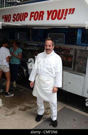 New York, USA. 1. August 2012. Larry Thomas bei einem öffentlichen Auftritt nach Soup Nazi Seinfeld Food Truck in NYC, Pix Plaza, New York, USA. Stockfoto