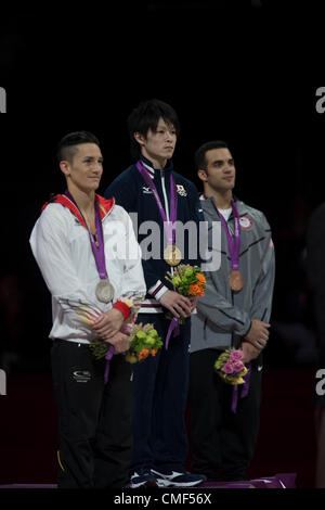 1. August 2012. Kohei Uchimura (JPN) gold Medlist Center mit Silbermedaillengewinner Marcel Nguyen (GER)  L und Danell Leyva (USA) in den Männern Einzelmehrkampf an die Olympischen Sommerspiele 2012, London, England. Stockfoto