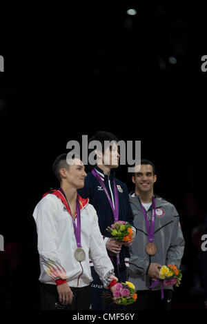 1. August 2012. Kohei Uchimura (JPN) gold Medlist Center mit Silbermedaillengewinner Marcel Nguyen (GER)  L und Danell Leyva (USA) in den Männern Einzelmehrkampf an die Olympischen Sommerspiele 2012, London, England. Stockfoto