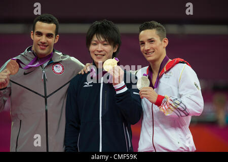 1. August 2012. Kohei Uchimura (JPN) gold Medlist Center mit Silbermedaillengewinner Marcel Nguyen (GER)  L und Danell Leyva (USA) in den Männern Einzelmehrkampf an die Olympischen Sommerspiele 2012, London, England. Stockfoto