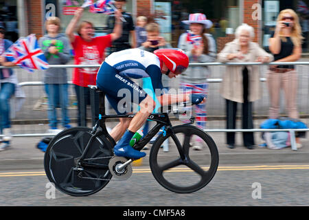 Cobham, Surrey, UK. 1. August 2012.  Christopher Froome, Olympische Bronzemedaille Sieger Zeitfahren, übergibt aber Cobham. Stockfoto