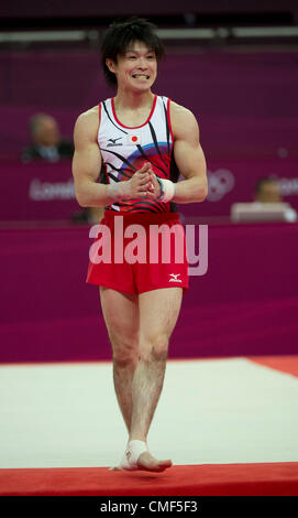 1. August 2012 - London, England, Vereinigtes Königreich - reagiert Kohei Uchimura (JPN) nach seinem Bodenübungen bei seinem Goldmedaille Auftritt im Männer individuelle All Around in London Olympics 20120 im Aquatics Center am 1. August 2012 in London, Vereinigtes Königreich. (Kredit-Bild: © Paul Kitagaki Jr./ZUMAPRESS.com) Stockfoto