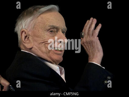 25. April 2009 - starb Westwood, Kalifornien, USA - amerikanischer Autor, Schriftsteller Gore Vidal Dienstag, 31. Juli 2012 in seinem Haus in den Hollywood Hills von Komplikationen von Pneumonie, nach seinem Neffen Burr steuert. Er wurde 86. Datei: Samstag, 25. April 2009. Autor Gore Vidal kümmert sich der 14. jährlichen Los Angeles Times Festival of Books an der UCLA in Los Angeles, Kalifornien. (Kredit-Bild: © Antonio Nava/Prensa Internacional/ZUMAPRESS.com) Stockfoto