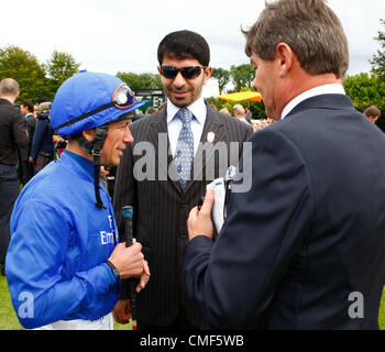 01.08.12 CHICHESTER, ENGLAND Frankie Dettori mit Trainer Saeed Bin Suroor) vor der großen Qipco Sussex Stakes (britische Champions Series) (Gruppe 1) auf Glorious Goodwood Festival am zweiten Tag Rennen Stockfoto