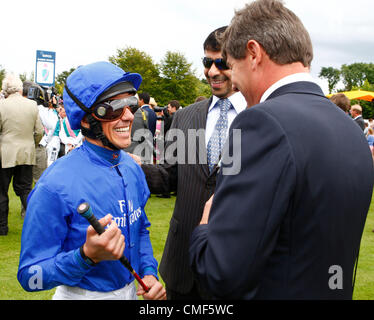 01.08.12 CHICHESTER, ENGLAND Frankie Dettori mit Trainer Saeed Bin Suroor) vor der großen Qipco Sussex Stakes (britische Champions Series) (Gruppe 1) auf Glorious Goodwood Festival am zweiten Tag Rennen Stockfoto