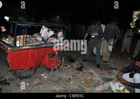 2. August 2012. Pakistanische Polizeibeamte untersuchen Ortsbild des Twin Explosionen auf einem Obstmarkt in Lahore 2. August 2012. Mindestens 23 Menschen wurden verletzt, als zwei Explosionen die Stadt während der Nachtstunden erschüttert. Stockfoto