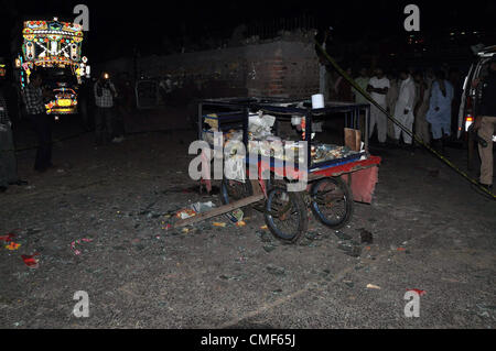 2. August 2012. Pakistanische Polizeibeamte untersuchen Ortsbild des Twin Explosionen auf einem Obstmarkt in Lahore 2. August 2012. Mindestens 23 Menschen wurden verletzt, als zwei Explosionen die Stadt während der Nachtstunden erschüttert. Stockfoto