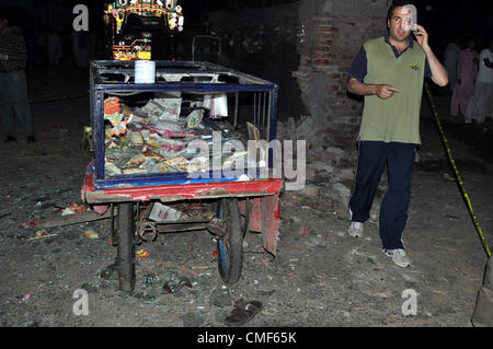 2. August 2012. Pakistanische Polizeibeamte untersuchen Ortsbild des Twin Explosionen auf einem Obstmarkt in Lahore 2. August 2012. Mindestens 23 Menschen wurden verletzt, als zwei Explosionen die Stadt während der Nachtstunden erschüttert. Stockfoto