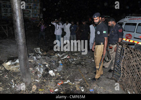 2. August 2012. Pakistanische Polizeibeamte untersuchen Ortsbild des Twin Explosionen auf einem Obstmarkt in Lahore 2. August 2012. Mindestens 23 Menschen wurden verletzt, als zwei Explosionen die Stadt während der Nachtstunden erschüttert. Stockfoto