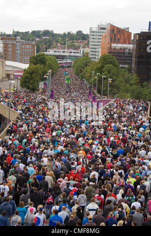 London, UK. 1. August 2012. Der Blick nach draußen Wembley-Stadion als 77000 Olympischen Fußball-Fans verlassen den Ort. Ausgezeichnete Massenkontrolle und eine freundliche und fröhliche Atmosphäre. Stockfoto