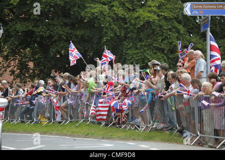 Masse-Mach dich bereit für die Ankunft des ersten Feldes - Atmosphäre während der Olympia Radfahren Surrey, UK 28. Juli 2012 Stockfoto