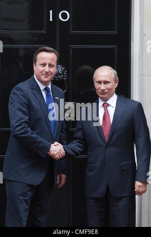 2. August 2012. London, England, Vereinigtes Königreich. Donnerstag, 2. August 2012. Präsidenten der Russischen Föderation, Vladimir Putin trifft sich mit Premierminister David Cameron zu Gesprächen in der Downing Street, London vor dem Besuch der Olympischen Spiele um einige Judo-Wettbewerbe zu sehen. Bildnachweis: Nick Savage / Alamy Live News. Stockfoto