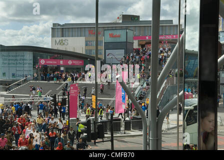 Westfield Shopping Center in Stratford City East London, U-Bahn-Eingang Jubilee und Central Line. London Olympic Crowds of People Visitors, Schild Olympic Park. 2012 HOMER SYKES Stockfoto