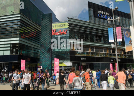 Westfield Shopping Center in Stratford City East London, U-Bahn-Eingang Jubilee und Central Line. London Olympic Crowds of People Visitors 2012 HOMER SYKES Stockfoto