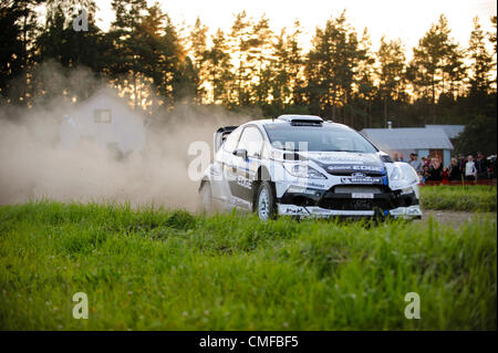 Jari-Matti Latvala Finnlands und Miikka Anttila Finnlands konkurrieren in ihren Ford World Rally Team Ford Fiesta RS WRC bei Tag1 der WRC-Rallye Finnland am 2. August 2012 in Jyväskylä, Finnland. Stockfoto