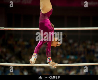 2. August 2012 - London, England, Vereinigtes Königreich - Alexandra Raisman (USA) führt am Stufenbarren im Einzelmehrkampf der Frauen in der London Olympics 2012 an der North Greenwich Arena am August 02,2012 in London, Vereinigtes Königreich. (Kredit-Bild: © Paul Kitagaki Jr./ZUMAPRESS.com) Stockfoto